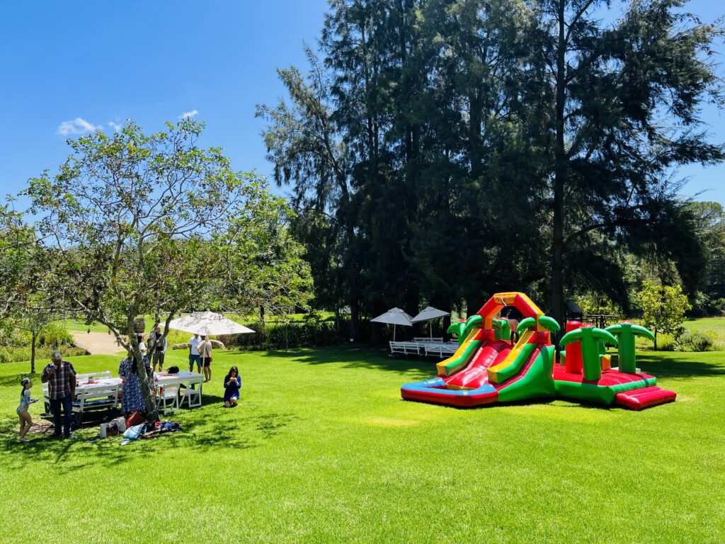 Knorhoek Green Lawn with Inflatable