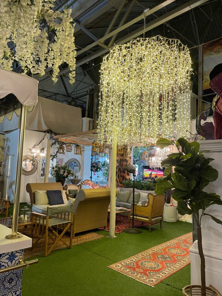 Flower Cafe giant kronleuchter
